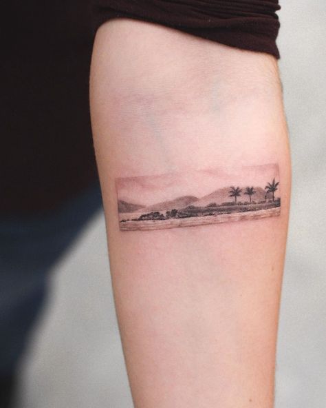 CafeMom.com : A Serene Summer Landscape : 20 Ocean & Beach Tattoos for Everyone Living the #SaltLife -- It's hard not to get sentimental looking at a piece like this, taking us back to the many sunsets spent staring at our own personal star as it's gobbled up by the horizon for the other half of the world to enjoy for a few hours. Talk about inspiring line work by Bryan Gutierrez of New York City. Sunset Tattoo, Pulse Tattoo, Summer In A Bottle, Beautiful Beach Scenes, Shadow People, Sunset Tattoos, Watercolor Wave, Beach Tattoo, Gorgeous Tattoos