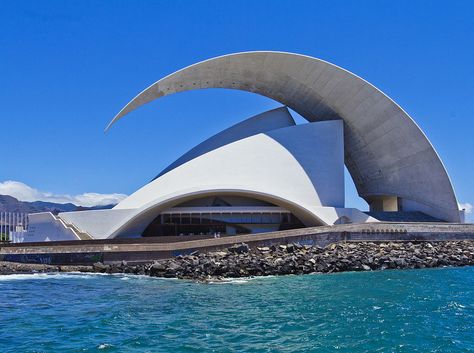 Auditorio de Tenerife „Adán Martín“ in Santa Cruz de Tenerife | © Koppchen/WikiCommons Calatrava Architecture, Expressionism Architecture, Opera Theatre, Contemporary Fonts, Stunning Architecture, Unusual Buildings, Santiago Calatrava, Amazing Buildings, Concert Hall