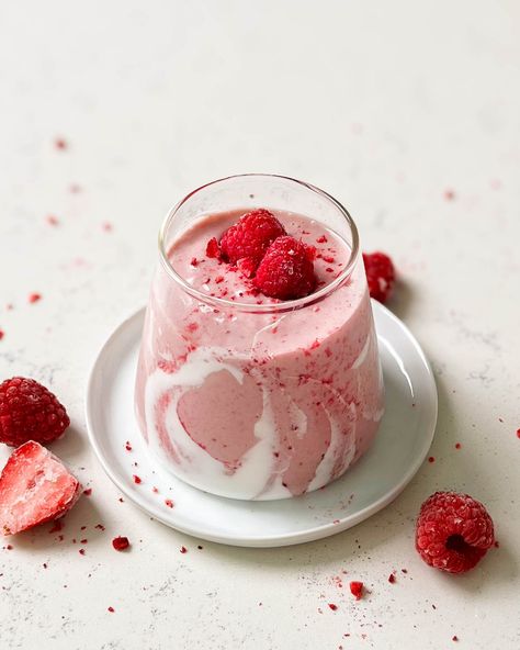 This strawberry coconut cloud smoothie is a copycat version of the viral Erewhon strawberry glaze smoothie. It’s creamy, dreamy, strawberry heaven. Coconut Cloud Smoothie, Cloud Smoothie, Coconut Cloud, Homemade Cashew Milk, Strawberry Glaze, Coconut Smoothie, Superfood Smoothie, Freeze Dried Strawberries, Morning Smoothie