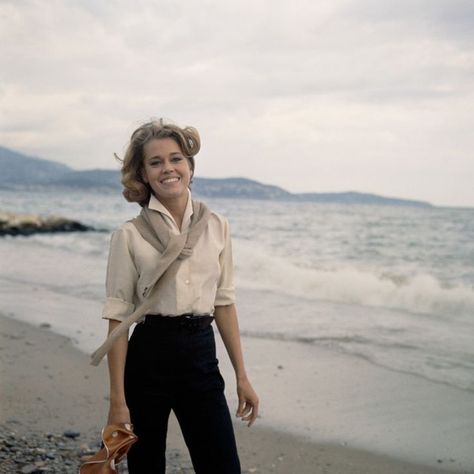 Jane Fonda Style, French Riviera Style, Judi Dench, The French Riviera, Jane Fonda, Simple Chic, Classic Chic, Brigitte Bardot, Look Here