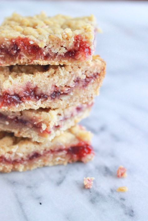 Strawberry Crumble Bars, Butter Tart Squares, Bars Dessert, Strawberry Bars, Strawberry Crumble, Strawberry Crisp, Recipe Strawberry, School Dinners, Oat Crumble