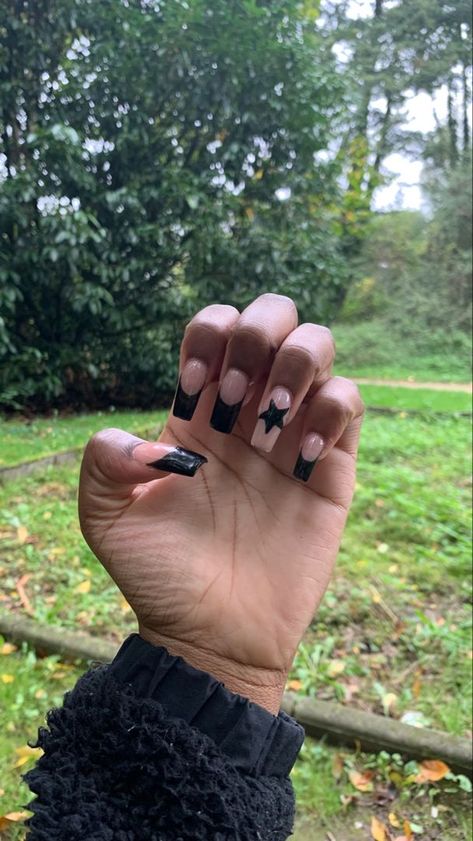 French nails Nail Ideas Y2k Simple, Black Star Nails Acrylic Y2k, Star Nail Designs Y2k Simple, Y2k Nails Acrylic Simple, Coffin Acrylic Nails Stars, Simple Nails Y2k, Nails Acrylic Coffin Y2k, Star Nails Y2k Long, Y2k Nails Inspiration