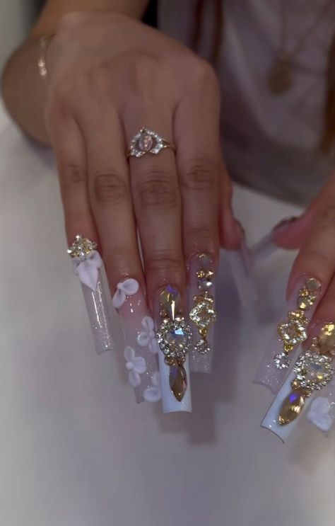 Latina Nail Designs White, Gold Bling Acrylic Nails, Manicures Ideas, Easy Nail Art Tutorial, Nail Art 2022, Design Nails Art, Nail Art Aesthetic, Bedazzled Nails, Nail Art 2023