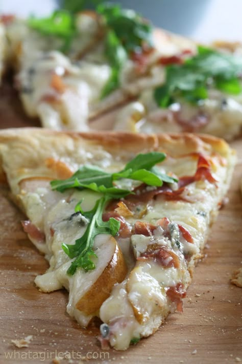 Pear Gorgonzola Pizza, Pear And Prosciutto, Gorgonzola Recipes, Pear Pizza, Gorgonzola Pizza, White Pizza Sauce, Arugula Pizza, Prosciutto Pizza, Quick Pizza