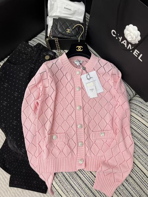 Cardigan Chanel, Moda China, Chanel Cardigan, Tweed Outfit, Gucci Sweater, Branded Outfits, Preformance Outfits, Expensive Clothes, Dolce E Gabbana