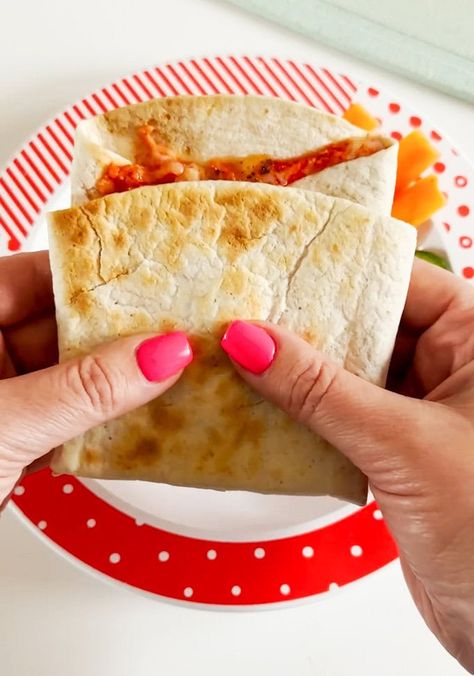 A simple 5 minute lunch idea for kids - A pizza wrap made in the toaster! 5 Minute Lunch, Pizza Wrap, Pizza Wraps, Lunch Idea, Kids Food, A Pizza, Kids Lunch, Fryer Recipes, Baby Food