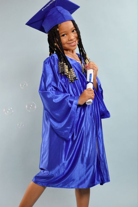 Kindergarten Graduation Photography Diy Kindergarten Graduation Pictures, Graduation Hairstyles Braids, Graduation Hairstyles For Kids, Preschool Photoshoot, Kindergarten Graduation Pictures, Styles For Black Hair, Cute Cornrows, Black Hair Short, Simple Updos