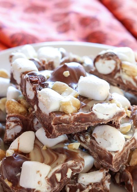 Rocky Road Chocolate Bark Marshmallow Ideas, Rocky Road Chocolate, Bark Candy, Treats For Santa, Chocolate Bark Recipe, Candy Bark, Candy Truffles, Candy Treats, Chocolate Heaven