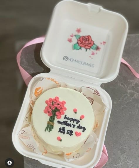 Bento Graduation Cake Ideas, Happy Mothers Day Bento Cake, Bento Cake Flower Design, Bento Cake Hari Ibu, Mothers Day Bento Cake Designs Simple, Bento Cake For Mother's Day, Teachers Day Bento Cake Design, Kue Hari Ibu Aesthetic, Mother's Day Bento Cake