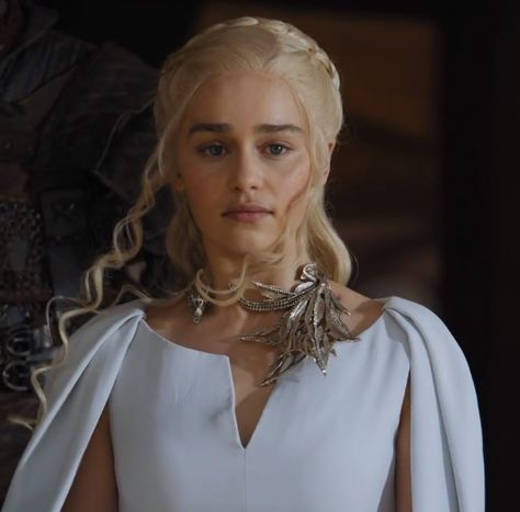 Trying to locate this dragon necklace. I love it so much!! Please let me know if you see it out there. Daenerys Targaryen. Game of Thrones Season 5 Episode 9. #dragons #necklace #jewelry #GoT #gameofthrones Danarys Targaryen, Daenerys Targaryen Dress, Daenerys Targaryen Icons, Emilia Clarke Daenerys Targaryen, Game Of Thrones Dragons, Good Girl Gone Bad, Targaryen Aesthetic, Dragon Necklace, Mother Of Dragons