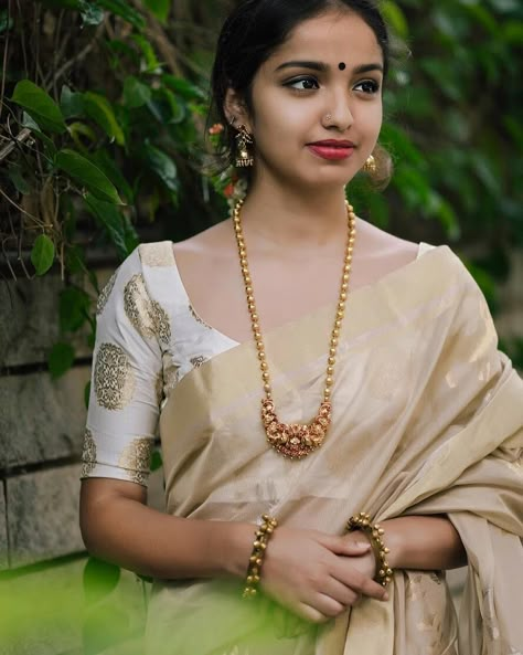 9,471 Followers, 401 Following, 619 Posts - See Instagram photos and videos from KEYAH by Peena Roy (@keyah_label) Mugappu Chain, Saree Jewellery, Bridesmaid Saree, Antique Gold Jewelry Indian, Gold Jewelry Simple Necklace, Gold Necklace Indian Bridal Jewelry, Antique Jewelry Indian, Mangalsutra Designs, Gold Pendant Jewelry