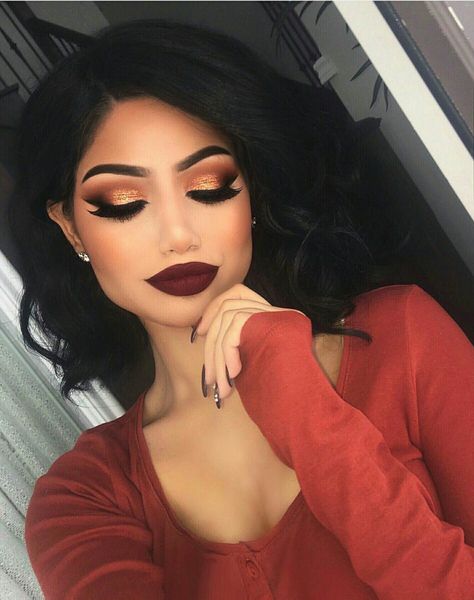 Golden smokey eyes and dark burgundy lips Trucco Smokey Eye, Birthday Makeup Looks, Make Up Designs, Burgundy Lips, Dramatic Eye Makeup, Birthday Makeup, Makeup For Blondes, Dark Lipstick, Pinterest Makeup