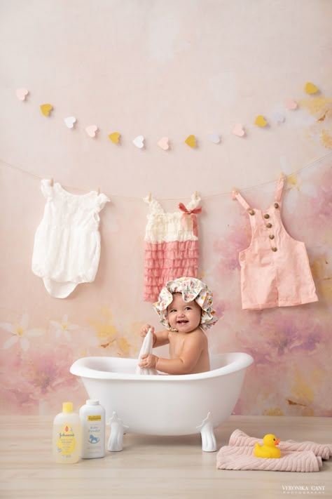 Baby Bath Photoshoot Ideas, 10 Month Photoshoot, Infant Spa Photoshoot, Baby Bath Photoshoot, Bubble Bath Photoshoot, Newborn Bathtub Photoshoot, Babygirl Photoshoot Ideas, Bathtub Newborn Photography, Newborn Tub Photography