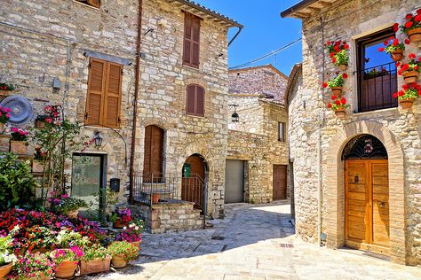 Six Reasons Why You Should Consider Buying a Property For Sale at Auction in Italy Buying Property In Italy, Homes In Italy, Italy House, Moving To Italy, Italian House, Buying A House, Italian Vacation, Italian Home, Small Places