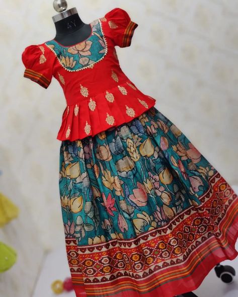 Kids Langa Blouse Designs Latest, Kids Langa Blouse Designs, Kids Pattu Pavadai Designs Latest, Langa Blouse Designs, Langa Jacket, Kalamkari Lehenga, Pattu Pavadai Designs, Floral Blouse Designs, Langa Blouse