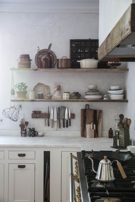 Remodelista Kitchen, Model Dapur, Paris Kitchen, Kitchen Ikea, Efficient Kitchen, Casa Vintage, Cottage Kitchens, Classic Kitchen, Kitchen Design Trends