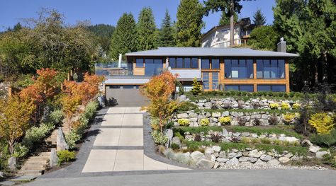 Year-round symmetry Steep Backyard, Terrace Garden Design, Driveway Design, Driveway Landscaping, Concrete Driveways, Garden Architecture, Contemporary Garden, Table Metal, Contemporary Farmhouse