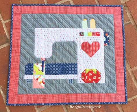 Sewing Machine Quilt Block Pattern Free, Mini Quilt Magnets, Mini Quilts Miniatures, Micro Mini Quilts, Mini Heart Quilt, Sewing Machine Quilt Block, Sewing Machine Mini Quilt, Blog Art, Small Quilt Projects