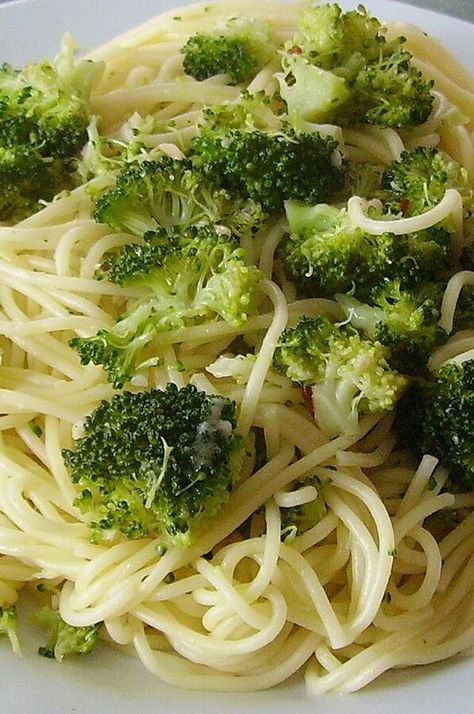 Pasta Recipes Angel Hair, Garlic Angel Hair Pasta, Angel Hair Pasta Recipe, Pasta And Broccoli, Angel Hair Pasta Recipes, Pasta With Broccoli, Pasta Garlic, Broccoli Pasta Recipe, Red Pepper Pasta