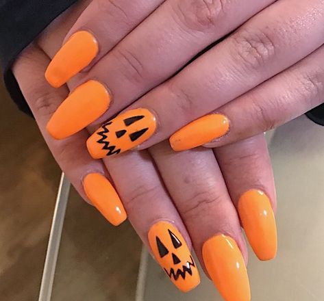 Holloween Nails Orange, October Nails Fall Orange, Bright Orange Halloween Nails, Jackolantern Nails Acrylic, Cute Orange Halloween Nails, Orange Purple Halloween Nails, Halloween Nails Short Orange, Simple Halloween Nails Orange, Simple Pumpkin Nail Art