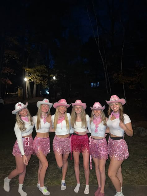 Geek Outfit, Carnaval Inspo, Girl Group Halloween Costumes, Cowgirl Halloween Costume, Carnaval Outfit, Cowgirl Halloween, Halloween Costumes For Teens Girls, Cute Group Halloween Costumes, Bff Halloween Costumes