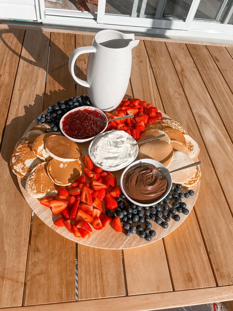 Brunch ideas, pancake board Pancake Table Setup, Pancake Breakfast Bar, Pancake Board, Pancake Toppings Bar, Breakfast Board Ideas, Breakfast Board, Pancake Pizza, Pancake Bar, Hotel Breakfast