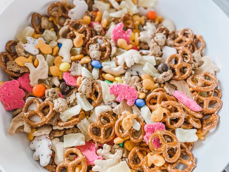 School Trail Mix Ideas, Party Animal Birthday Snacks, Peanut Free Trail Mix Recipes, Kid Trail Mix Recipes, Kids Trail Mix Recipes, Zoo Snacks For Kids, Kid Friendly Trail Mix Recipes, Animal Theme Snacks, Trail Mix Recipes For Kids