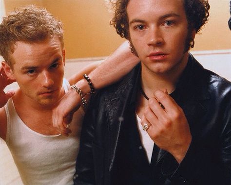 So much hotness in one photo! Brothers Christopher Masterson (left, plays Francis in Malcom in the Middle) and Danny Masterson (Steven Hyde in That 70s Show) Christopher Masterson, Danny Masterson, Jason Bateman, That 70s Show, Comedy Show, First Photo, In The Middle, Favorite Celebrities, The Middle