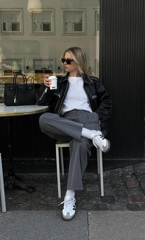 Vinter Mode Outfits, Casual Chique Stijl, Looks Adidas, Winter Mode Outfits, Adidas Samba Outfit, Look Legging, Chique Outfit, Samba Outfit, Daily Fashion Inspiration