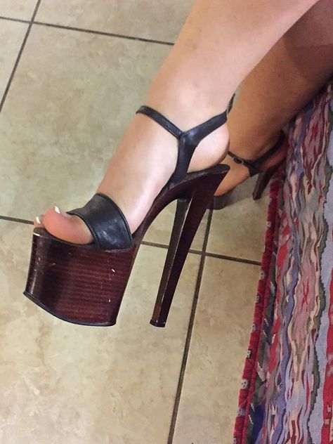 High Heel Wedges Platform, Heels Ideas, Wooden Heels, Black Chunky Heels, Beautiful High Heels, Nylons Heels, Hot Heels, Fashion High Heels, Black Wood