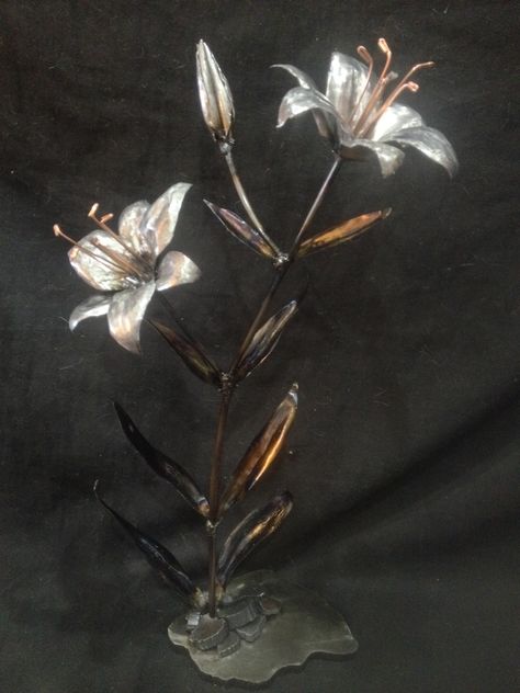 Lilies Metal Lily Flower, Metal Sculpture Ideas, Scrap Metal Art Ideas, Lily Sculpture, Metal Flower Art, Scrap Metal Sculpture, Steel Welding, Welding Crafts, Welding Art Projects