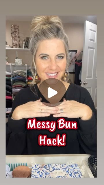 Suzy Turner 🔆 Makeup • Skincare • Hair 🔆 on Instagram: "If you can create a pony tail, you can create a “messy bun” using this nifty hack!! Make it messy or keep it more sleek. Up to you! Tag me if you try it! #hairhack #messybun #clawclip #hairtutorial #finehair #thinhair  #hair #hairtips #easyhairstyles" How To Create A Messy Bun, Messy Buns For Medium Length Hair, How To Messy Bun Medium, Easy Messy Buns For Medium Hair, How To Make A Messy Bun, Easy Messy Bun Tutorial, Messy Bun Hack, Quick Messy Bun, Medium Fine Hair