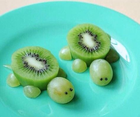 How cute are these grape nd kiwi turtles🐢🐢🍇 Healthy Party Food, Decorações Com Comidas, Food Art For Kids, Kid Snacks, Fun With Food, Cute Snacks, Food For Kids, Toddler Food, Fun Foods