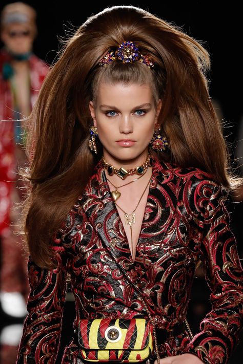 The Versace Runway Was So Over the Top, You Won't Be Able to Look Away Toni Stark, Valentino Runway, Kit Harrington, Versace Runway, Fake Hair, High Ponytails, Big Hair, Inspiration Mode, Pre Fall