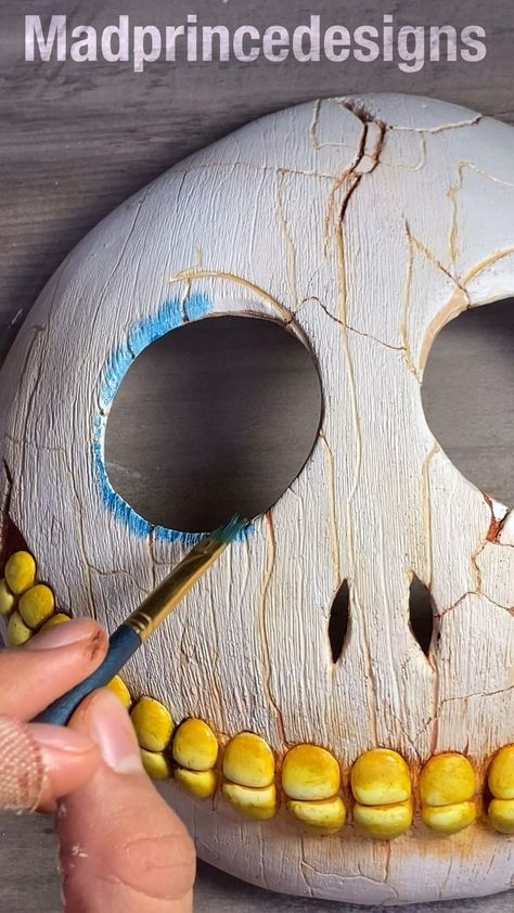 Diy Mask Costume, Halloween Mask Diy, Halloween Mask Ideas, Mascara Diy, Diy Halloween Mask, Larp Diy, Diy Halloween Masks, Nightmare Before Christmas Decorations, Mask Painting