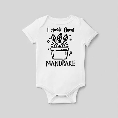 For all the harry potter fans this is the perfect baby shirt for all. Harry Potter Onesie Svg, Harry Potter Onesie Ideas, Harry Potter Onsies, Harry Potter Onsie, Harry Potter Baby Announcement, Harry Potter Pregnancy Announcement, Harry Potter Mom, Harry Potter Baby Shower Invitations, Harry Potter Baby Gift