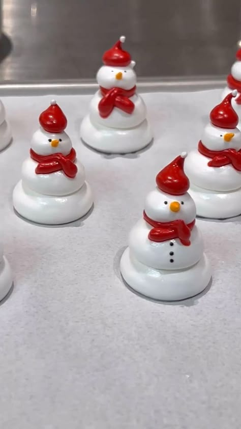 Christmas Pavlova, Winter Torte, Christmas Spread, Meringue Desserts, Snowman Cake, Christmas Cake Designs, Christmas Meals, Christmas Cake Decorations, Macaroon Recipes