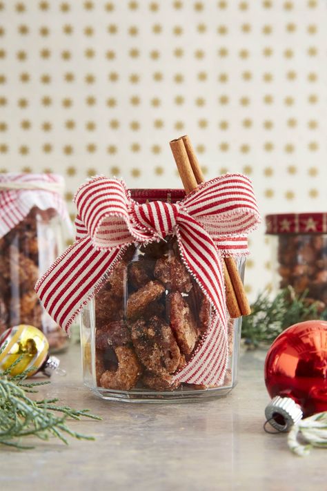 cinnamon and cayenne coated nuts Christmas Food Gift Baskets, Edible Holiday Gifts, Mason Jar Christmas Crafts, Christmas Cookies Gift, Homemade Food Gifts, Christmas Food Gifts, Nut Recipes, Christmas Mason Jars, Christmas Jars