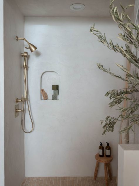 a white wall with a light fixture and a plant on it Organic Modern Luxury, California Style Interior, Urbanology Designs, Shower Niche Ideas, Moody Interior Design, Organic Modern Bathroom, Earthy Bathroom, Tile Colors, Niche Ideas