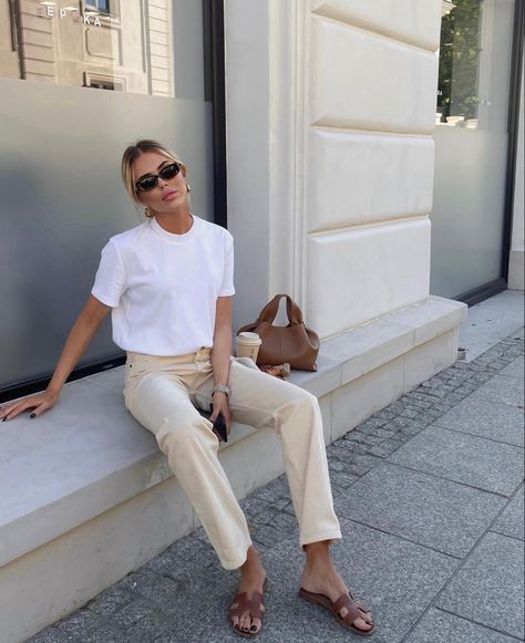 Beige Pants Outfit, Paris Mode, Beige Pants, Mode Casual, Instagram Outfits, Spring Summer 2023, Outfit Look, 가을 패션, Spring 2023