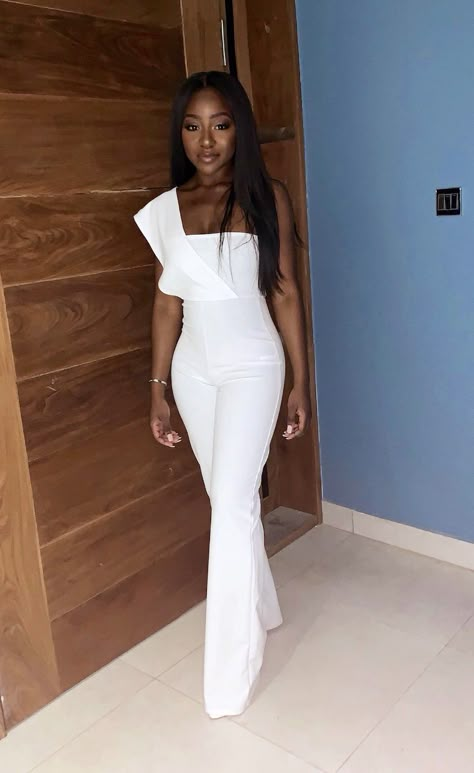 White Graduation Dress University, All White Graduation Outfit, Graduation Outfit Ideas High School 2023, White Graduation Pantsuit, White Graduation Outfits Black Women, White Senior Dress, Grad Outfits College Classy, Jumpsuit Outfit Graduation, White Graduation Jumpsuit College