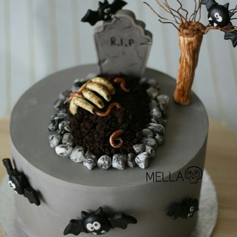 Zombie cake Zombie Cake Ideas, Halloween Cake Ideas Scary, Gravestone Cake, Scary Cakes Horror, Chocolate Halloween Treats, Zombie Cakes, Cake Decorating Halloween, Zombie Birthday Cakes, Ghost Food