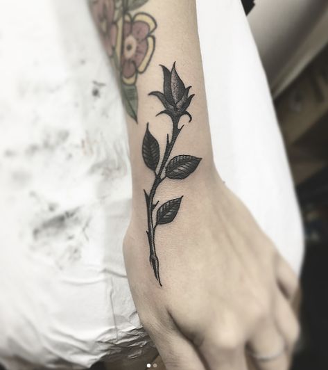 Leaves Tattoo Men, Rose Leaves Tattoo, Cranes Tattoo, Bud Tattoo, Rose Stem Tattoo, Rose Bud Tattoo, Rose Tattoo Black, Side Tattoos Women, Single Rose Tattoos