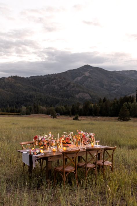 LOCATION: SUN VALLEY, IDAHO  Melanie Dunn Photo captured the rustic-elegance of a styled shoot in Sun Valley, Idaho, featuring a romantic table set amidst a picturesque meadow. The stunning bride, adorned in a dress from Manor House Bridal Shop, added a touch of grace to the rustic charm, offering wedding inspiration for couples seeking an idyllic outdoor celebration. Wedding In Field, Simple Farm Wedding, Romantic Houses, Photoshoot Boutique, Wedding Meadow, 30s Birthday, Farm Couple, Wedding Field, Sun Valley Wedding