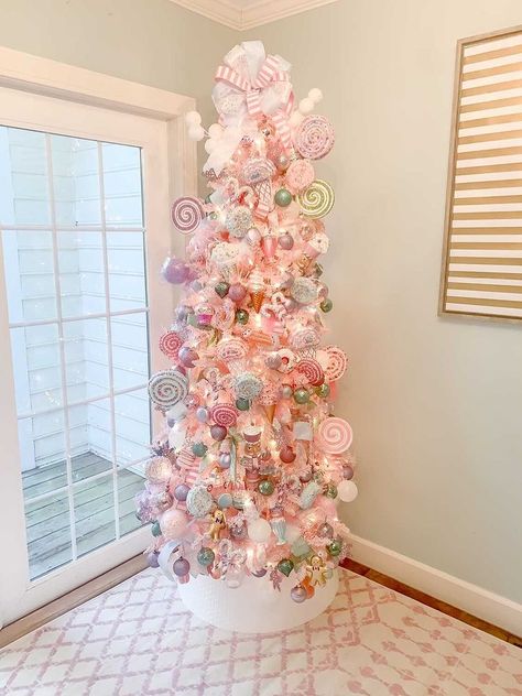 Christmas Tree Inspiration Silver, Pink Xmas Tree Decorating Ideas, Candy Themed Christmas Decor, Xmas Tree Decorating Ideas, Pink Candy Christmas, Fun Christmas Trees, Pink Christmas Theme, Pink Xmas Tree, Christmas Tree Pink