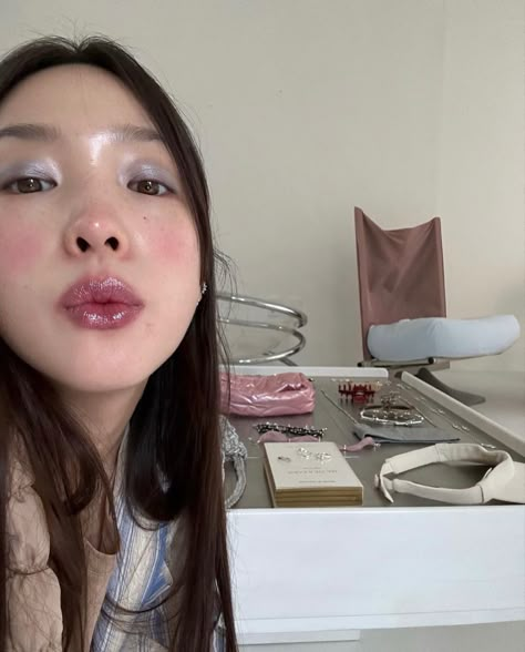 glowy makeup glossy makeup glossier makeup periwinkle blue eyeshadow lip tint korean makeup aesthetic korean beauty kbeauty elegant makeup winter makeup berry lip berry blush Korean Makeup Aesthetic, Lip Tint Korean, Makeup Glossier, Berry Makeup, Makeup Winter, Berry Blush, Glossier Makeup, Doll Eye Makeup, Aesthetic Korean