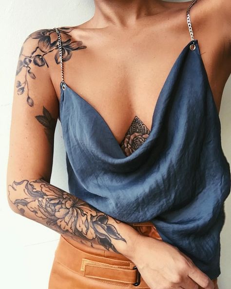 3,494 vind-ik-leuks, 16 reacties - Mel Tan (@mel_joyhysteric) op Instagram: 'Today in teal and tan ' Tattoo Sternum, Tato Flash, Flower Shoulder Tattoo, Alien Tattoo, Hawaiian Tattoo, Geniale Tattoos, Tiny Tattoo, Shoulder Tattoos For Women, Tattoo Feminina