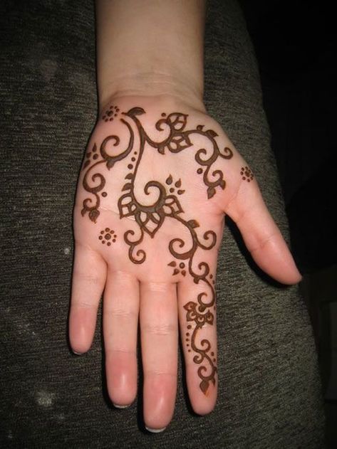 Top 111+ Simple Mehndi Designs | ShaadiSaga Henna Palm, Palm Henna Designs, Palm Henna, Cute Henna Tattoos, Cute Henna, Henna Designs For Kids, Tato Henna, Henna Ideas, Simple Henna Tattoo