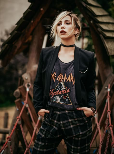 College style AW | style: college, casual, checked, grunge, 90s | find more fashion & outfits on my blog Modern Rock Outfit, Punk Style Over 50, Vintage Rocker Style, Sophisticated Grunge Style, Modern Gothic Outfits, Chic Punk Style, Rock Gig Outfit, Rock Fashion Style Women, Rock Punk Outfit