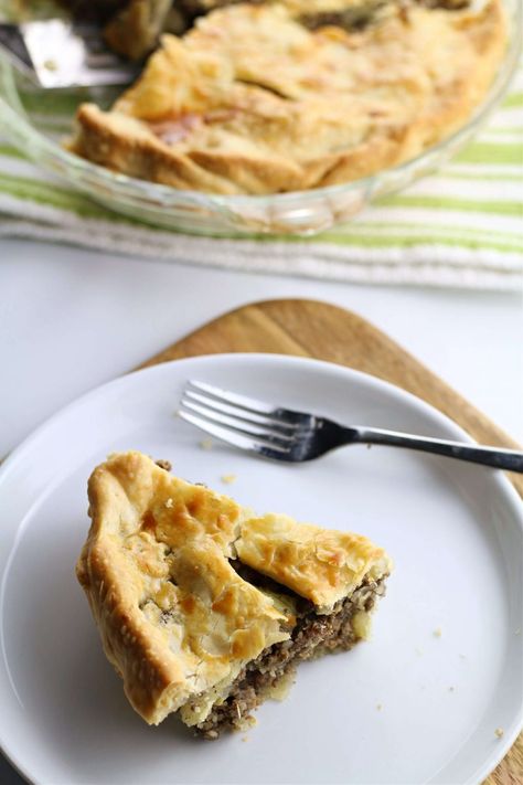 Instant Pot Tourtière--a meat pie made with ground beef, ground pork, spices and potatoes. Use the Instant Pot to help prepare the pie faster. Chicken Meat Pie Recipe, Turkey Green Bean Casserole, Tortiere Recipe, Tourtiere Recipe, Canadian Meat Pie Recipe, French Meat Pie, Meat Pie Recipe, Greek Recipe, Fresh Bread Crumbs